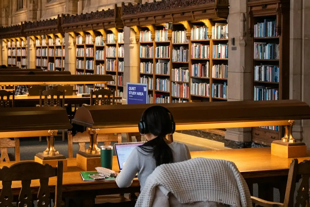 Biblioteca con una persona estudiando